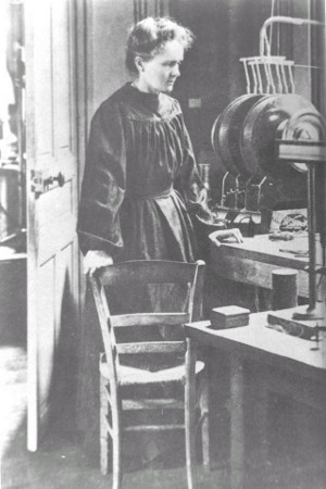 Мария Склодовская в лаборатории
