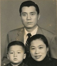 Джеки Чан в детстве с родителями