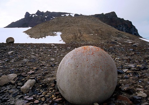 гигантские каменные шары